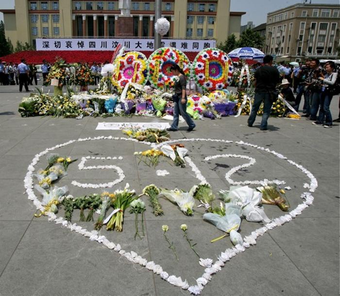 Венки в память о жертвах разрушительного землетрясения 12 мая. Площадь Тяньфу в городе Чэнду, столице провинции Сычуань, 19 мая 2008 года. Фото: China Photos/Getty Images