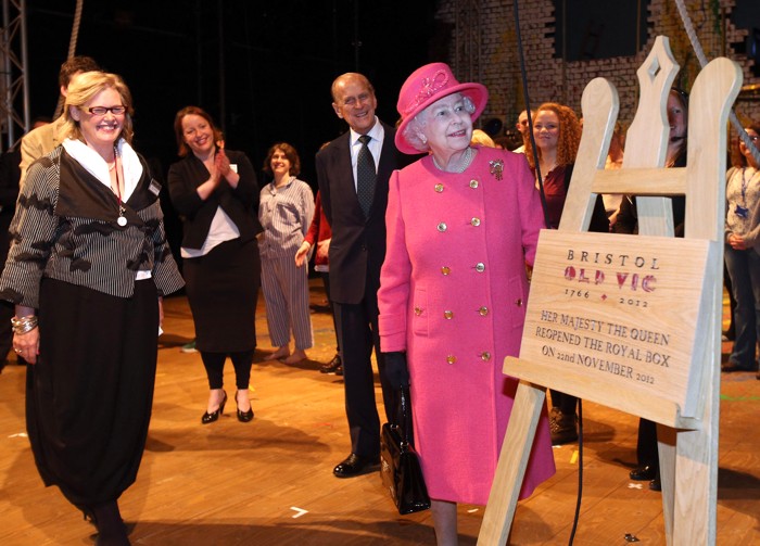 Королева Елизавета II и принц Филипп посетили Bristol Old Vic Theatre