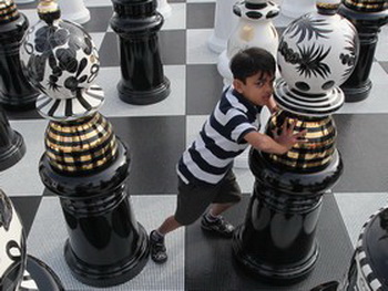 От Нью-Йорка до Янгуня — шахматный турнир Янива приводит его в разные концы мира. Фото: Dan Kitwood/Getty Images