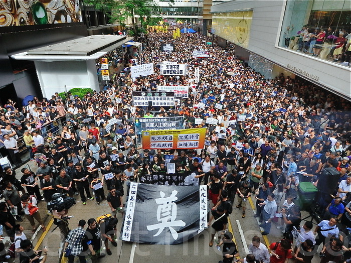 Около 25 000 человек приняли участие в акции протеста, в связи с загадочной смертью китайского диссидента Ли Ваняна, Гонконг, 10 июня. Фото: Сун Сянлун/Великая Эпоха