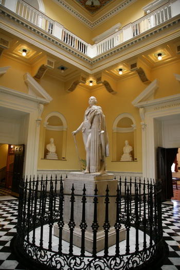 Статуя Джорджа Вашингтона в холле Капитолия штата Виргиния, выполненная Томасом Джефферсоном. Здесь был ратифицирован «Билль о правах». Фото: Virginia Tourism