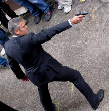 Клуни в Америке стреляет первым