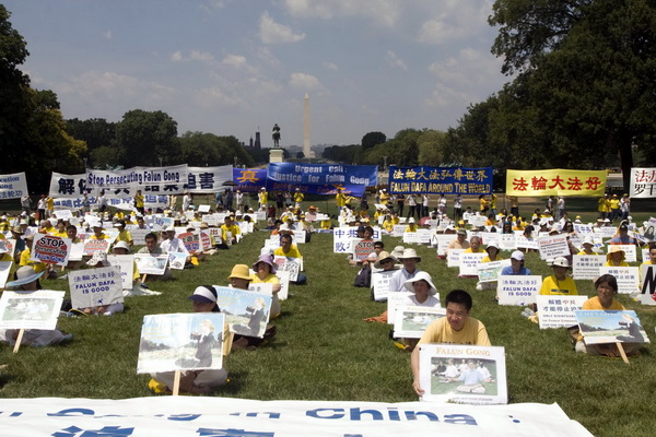21 июля 2010 г. на западной лужайке Капитолийского холма в Вашингтоне последователи Фалуньгун проводят митинг в знак протеста против преследования. Фото: Великая Эпоха (The Epoch Times)