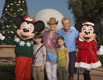 Кэтрин Зета-Джонс и Майкл Дуглас с детьми – 10-летним Диланом и 7-летней Кэрис во Флориде. 24 ноября 2010 года. Фото: Kent Phillips/Walt Disney World via Getty Images
