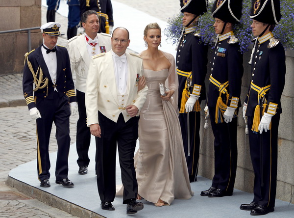 Принц Монако Альберт II со своей невестой Шарлин Уитсток посетили церемонию венчания кронпринцессы Швеции Виктории и Дэниэля Уэстлинга в Стокгольме 19 июня 2010 года. Фото: DANIEL SANNUM LAUTEN/AFP/Getty Images