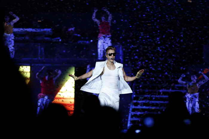 Неизвестный напал на канадского певца Джастина Бибера во время концерта в Дубае. Фото: KARIM SAHIB/AFP/Getty Images