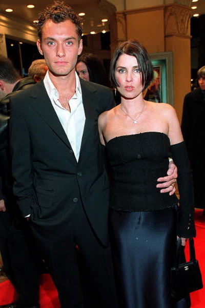 Джуд Лоу. Джуд Лоу с бывшей супругой – актрисой Сэди Фрост. 1999 год. Фото: LUCY NICHOLSON/AFP/Getty Images