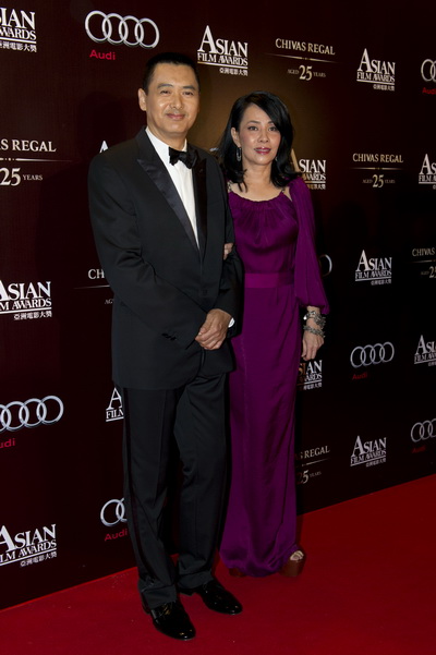 Вручение призов азиатским фильмам. Гонконгский актер Чоу Юнь Фат с супругой Жасмин на вручении призов азиатским фильмам. Фото: Victor Fraile/Getty Images 