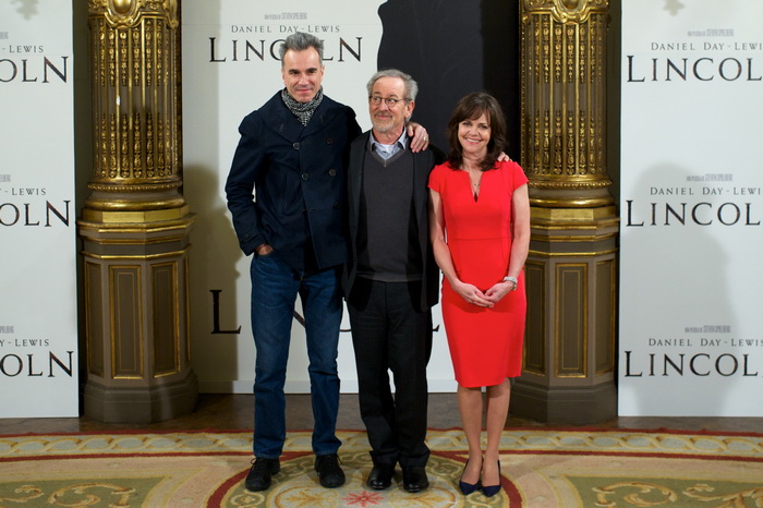 «Линкольн». Дэниэл Дэй-Льюис, Стивен Спилберг и Салли Филд на фотосесси в Мадриде, Испания. Фото: Carlos Alvarez/Getty Images
