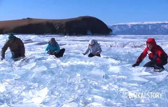 Сибирские барабанщики используют замёрзшее озеро как музыкальный инструмент