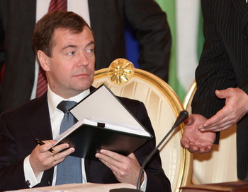Медведев подписал указ о запрете права собственности на землю иностранцам
