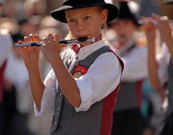 Мальчик взял в руки Флейту, и она запела. Фото: Guenter Vahlkampf/Getty Images