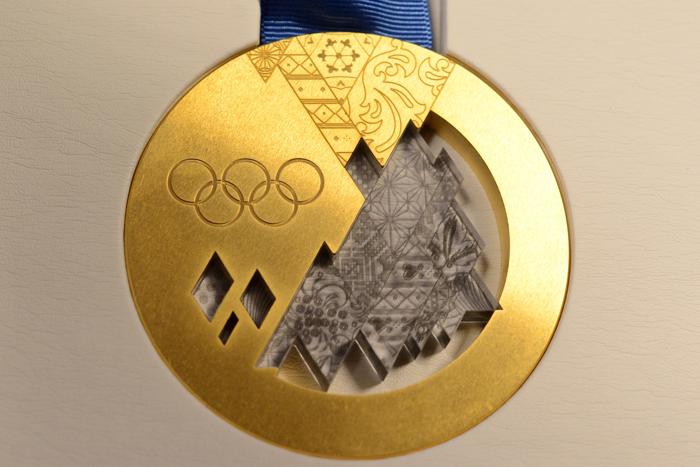 Лицевая сторона медали для зимних Олимпийских игр Сочи 2014. Фото: KIRILL KUDRYAVTSEV/AFP/Getty Images