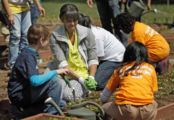 Мишель Обама со школьниками посадила овощи около Белого дома