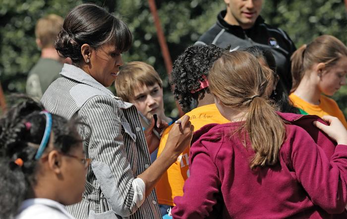 Мишель Обама со школьниками посадила овощи около Белого дома