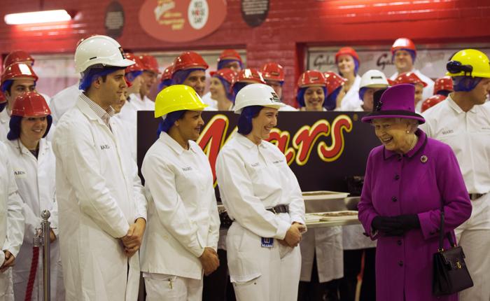 Королева Елизавета II посетила шоколадную фабрику Mars