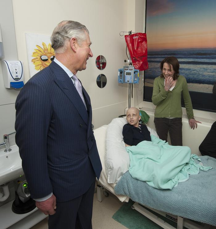 Принц Чарльз встретился с детьми в больнице Лондона
