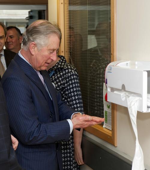 Принц Чарльз встретился с детьми в больнице Лондона