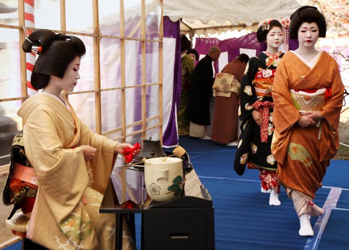 Японские гейши устроили чайную церемонию на фестивале цветения сливы