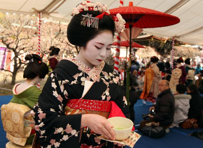 Японские гейши устроили чайную церемонию на фестивале цветения сливы