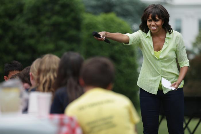 Мишель Обама и школьники собрали урожай на огороде Белого дома