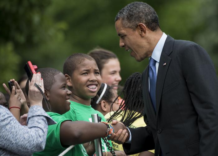 Мишель Обама и школьники собрали урожай на огороде Белого дома