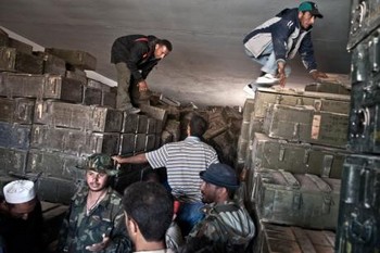 Ливийские повстанцы на захваченном оружейном складе. Фото: DPA