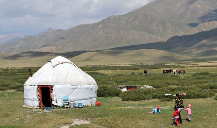 Поселение на высоте более 2 200 м над уровнем моря, расположенное на пути древнего Шёлкового пути, примерно в 125 км от Бишкека, 2 августа 2012 года. Фото: Vyacheslav Oseledko/AFP/GettyImages