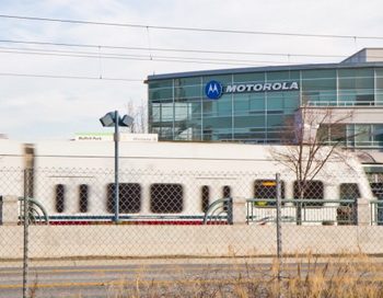Монорельсовый,  скоростной трамвай  останавливается  около офиса Motorola Mobility в Силиконовой Долине, на Moffett Towers. Фото: Jan Jekielek/The Epoch Times