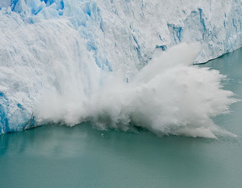 В Аргентине на глазах у туристов обрушился ледник