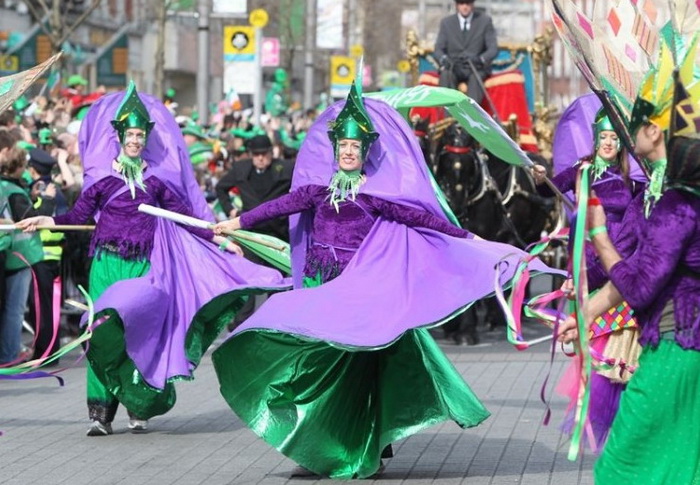 Красочно одетые люди принимают участие в Параде в День Святого Патрика 2012 г. года в Дублине. Будущий парад 2013 года предлагает уникальную возможность для 8000 гостей пройти впереди основной процессии, затем возвратиться, чтобы посмотреть парад с зарезервированных мест. Фото предоставлено: Tourism Ireland