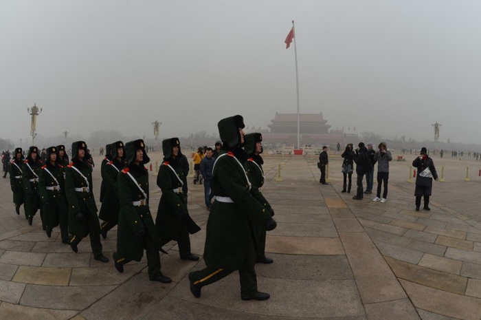 Китайская военизированная полиция марширует по площади Тяньаньмэнь в Пекине, 30 января 2013 года. Фото: Mark Ralston/AFP/Getty Images
