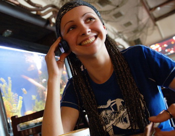 Девушка говорит по телефону. Фото РИА Новости