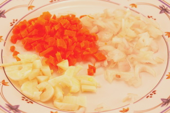 Мелко нарезанные лук, честнок, морковь.