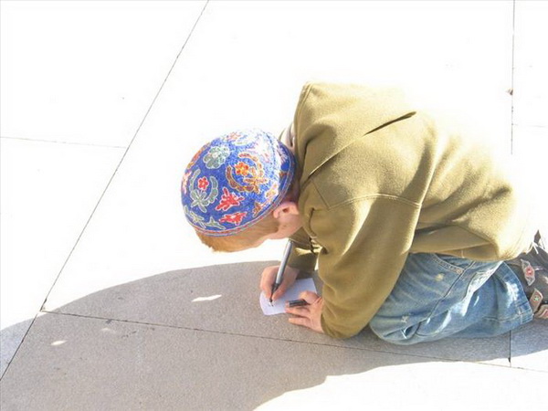Мальчик пишет "шалом". Фото-стихо-творения