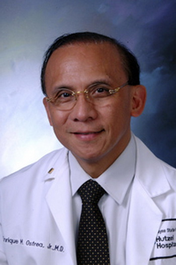 Энрике Остреа – филиппинский врач.Фото с сайта childrensdmc.org