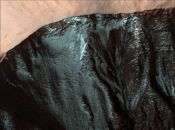 Марс. Овраги и дугообразные валы. Фото: NASA/JPL/University of Arizona