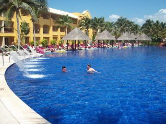  Сверкающий и освежающий бассейн в Barcelo Maya Palace Deluxe. Фото с сайта Xplor Park