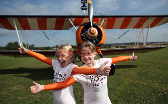 Две 9-летние девочки совершили полёт, стоя на крыльях бипланов