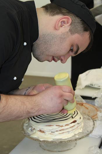 Украшение блинного торта. Фото: Alexsandr Erofeev/ ВК «Узоречье
