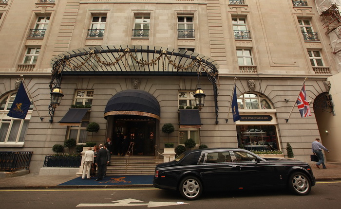 Отель Ritz в Лондоне предлогает гостям посетить Букингемский дворец. Фото: Peter Macdiarmid/Getty Images