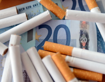 Курящие родители экономят на собственных детях. Фото: DENIS CHARLET/AFP/Getty Images