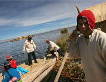 В Перу на озере Титикака, в сельской общине Ликуина-Чико, можно пожить в любой из 13-ти приглашающих семей. Фото: JAIME RAZURI/AFP/Getty Images