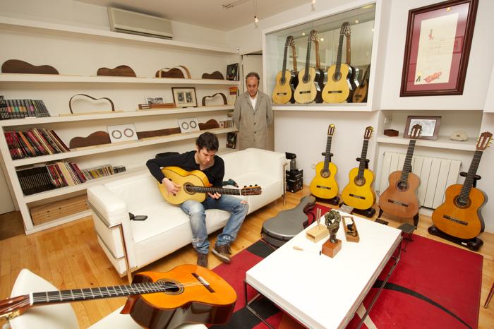 Испанский мастер создаёт гитары фламенко ручной работы
