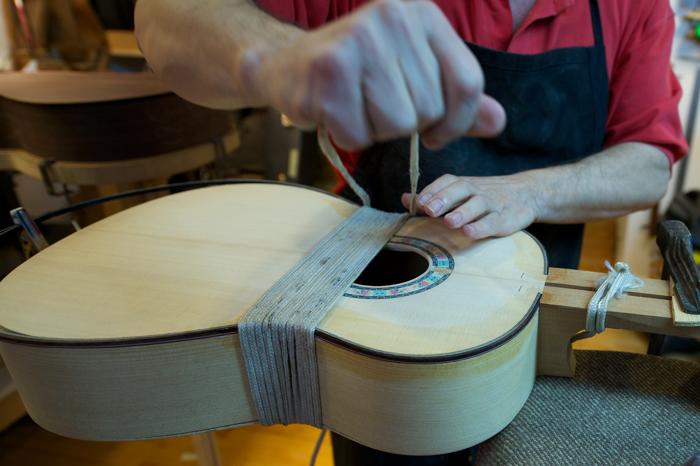 Испанский мастер создаёт гитары фламенко ручной работы