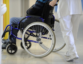 Пирсинг языка поможет парализованным людям управлять коляской