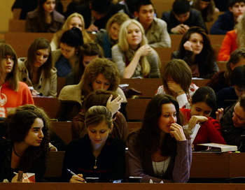 Студенты. Фото: NATALIA KOLESNIKOVA/AFP/Getty Images
