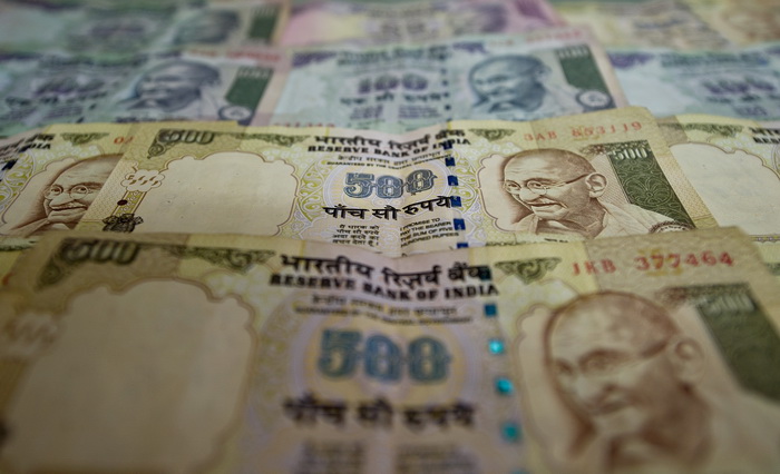Индия борется со слабостью рупии