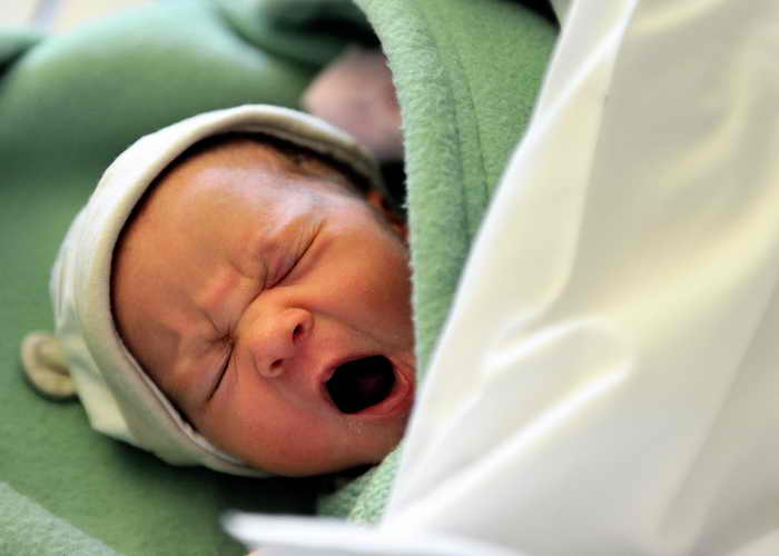 Новорожденный  младенец. Фото: PHILIPPE HUGUEN/AFP/Getty Images 