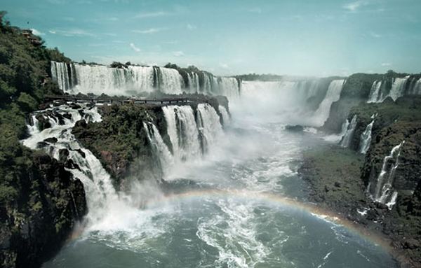 Водопады Игуасу на границе Аргентины и Бразилии. Фото с сайта animalworld.com.ua